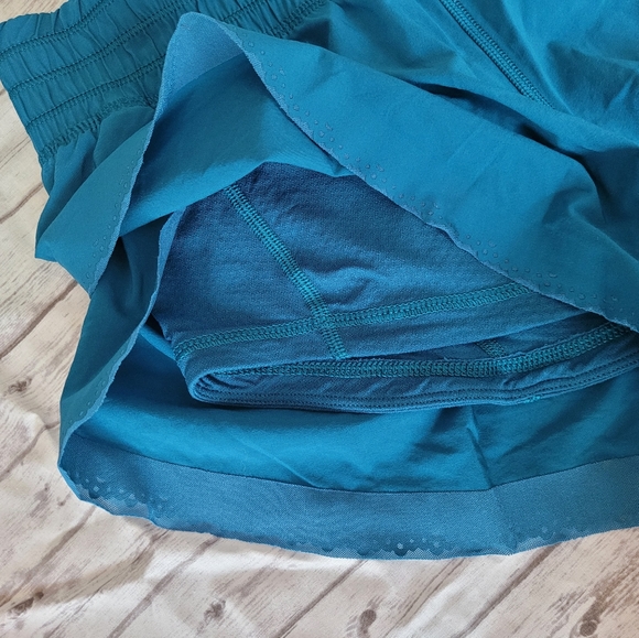 Lululemon Free Spirit Shorts Sz 4 - Picture 2 of 3